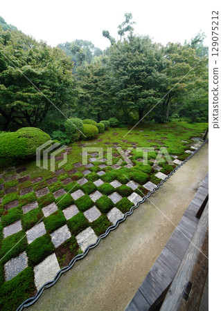 東福寺本殿的格紋苔園林景觀十分美麗 129075212