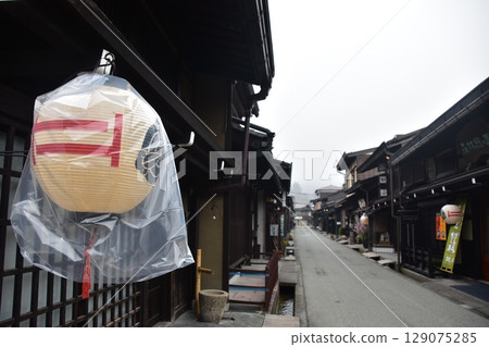 日本岐阜縣高山市上三之町的古老街景。歷史悠久的老房子和裝飾燈籠。高山春節期間的清晨景象。 129075285