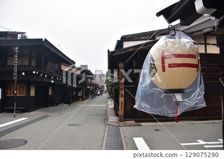 日本岐阜縣高山市上三之町的古老街景。歷史悠久的老房子和裝飾燈籠。高山春節期間的清晨景象。 日本岐阜縣高山市上三之町的古老街景。歷史悠久的老房子和裝飾燈籠。高山春節期間的清晨景象。 129075290