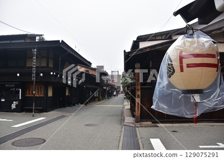 日本岐阜縣高山市上三之町的古老街景。歷史悠久的老房子和裝飾燈籠。高山春節期間的清晨景象。 日本岐阜縣高山市上三之町的古老街景。歷史悠久的老房子和裝飾燈籠。高山春節期間的清晨景象。 129075291