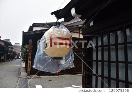 日本岐阜縣高山市上三之町的古老街景。歷史悠久的老房子和裝飾燈籠。高山春節期間的清晨景象。 日本岐阜縣高山市上三之町的古老街景。歷史悠久的老房子和裝飾燈籠。高山春節期間的清晨景象。 129075296
