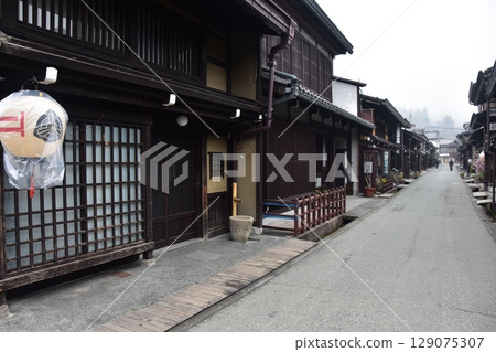 日本岐阜縣高山市上三之町的古老街景。歷史悠久的老房子和裝飾燈籠。高山春節期間的清晨景象。 129075307