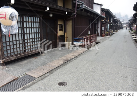 日本岐阜縣高山市上三之町的古老街景。歷史悠久的老房子和裝飾燈籠。高山春節期間的清晨景象。 129075308