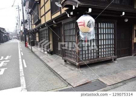 日本岐阜縣高山市上三之町的古老街景。歷史悠久的老房子和裝飾燈籠。高山春節期間的清晨景象。 129075314