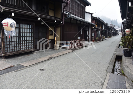 日本岐阜縣高山市上三之町的古老街景。歷史悠久的老房子和裝飾燈籠。高山春節期間的清晨景象。 129075339