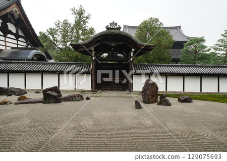 Landscape of Tofukuji Honbo Garden 129075693