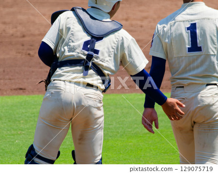 一名捕手走上投手丘，鼓勵一名高中棒球運動員 129075719