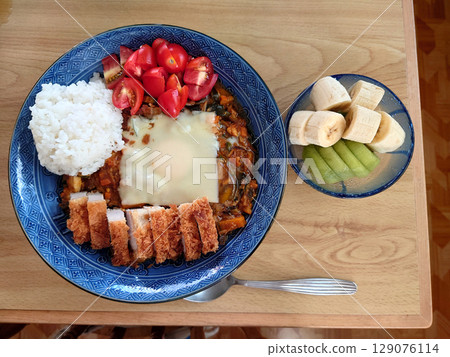 豬排咖哩套餐：豬排咖哩飯配夏季蔬菜（含甜點） 129076114