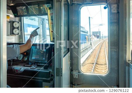 列車司機、駕駛室、駕駛座、出發號誌 列車司機、駕駛室、駕駛座、出發號誌 129076122