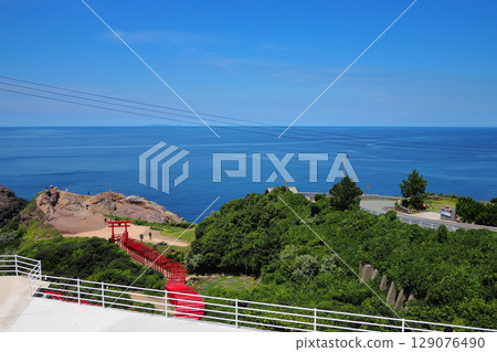 The row of red torii gates at Motonosumi Shrine and the expansive sea (Nagato City, Yamaguchi Prefecture) The row of red torii gates at Motonosumi Shrine and the expansive sea (Nagato City, Yamaguchi Prefecture) 129076490