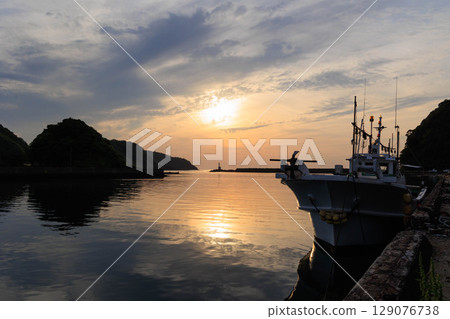 竹野川和竹野溫泉周圍的船隻 129076738