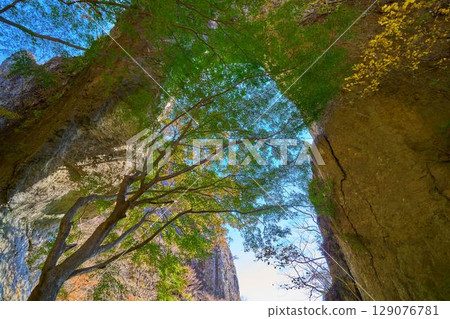 秋季，從群馬縣下仁田町縣立妙義公園登山步道第一道石門內看到的景色 129076781