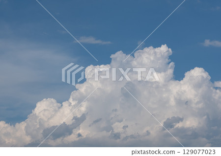 藍天白雲飄浮 129077023
