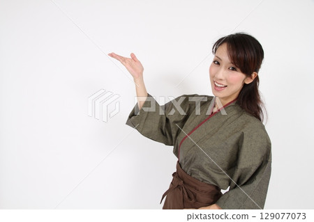 身著和服的女服務員 身著和服的女服務員 129077073