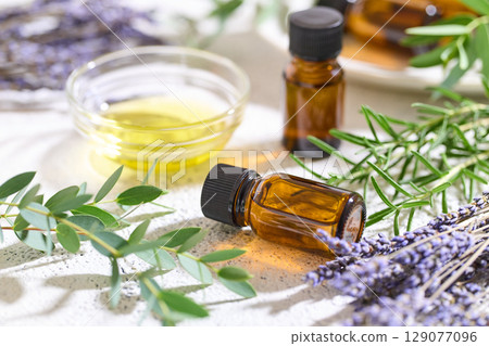 芳香油：尤加利、迷迭香、薰衣草 129077096