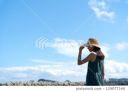 一個女人全身都站在夏日的海灘上 129077140