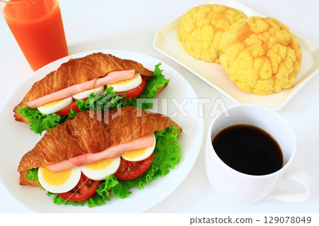 Delicious sandwiches and coffee 129078049