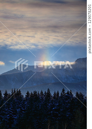 雪山上出現一道奇幻的光柱 129078201