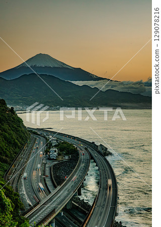 沐浴在朝霞中的薩埼峠峰和富士山的雄偉 沐浴在朝霞中的薩埼峠峰和富士山的雄偉 129078216