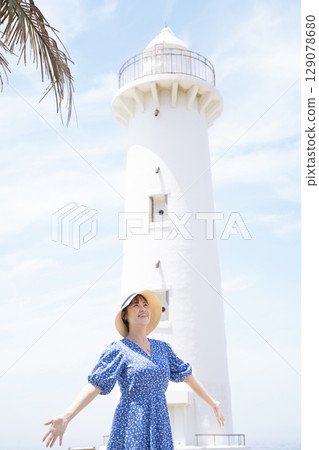 Women enjoying travel 129078680