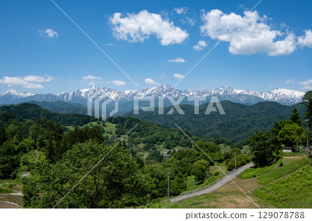長野縣北阿爾卑斯山和晴朗的天空 129078788