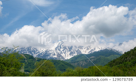 長野縣北阿爾卑斯山和晴朗的天空 129078789