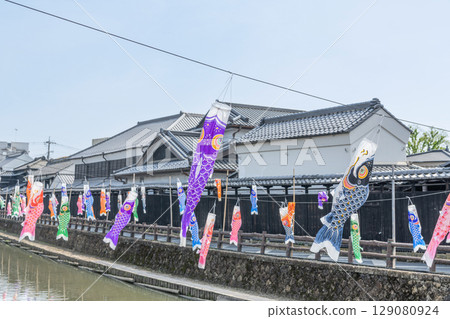 栃木縣栃木市宇和川週邊的「藏之町」風景和眾多的鯉魚旗 129080924