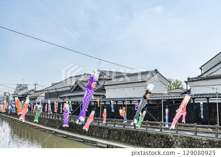 栃木縣栃木市宇和川週邊的「藏之町」風景和眾多的鯉魚旗 129080925