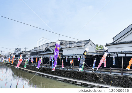 栃木縣栃木市宇和川週邊的「藏之町」風景和眾多的鯉魚旗 129080926