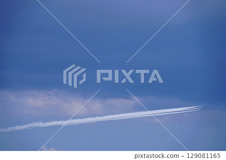 大阪府吹田市 - 積雨雲和噴射機(藍色衝擊波)(枚方市上空,夏季) 大阪府吹田市 - 積雨雲和噴射機(藍色衝擊波)(枚方市上空,夏季) 129081165