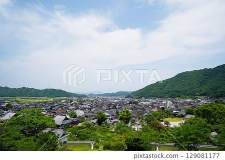 兵庫縣出石市出石城、從稻荷古城遺址眺望的出石街道(全景、初夏) 兵庫縣出石市出石城、從稻荷古城遺址眺望的出石街道(全景、初夏) 129081177