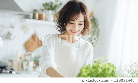 站立在廚房裡的日本婦女 129081445