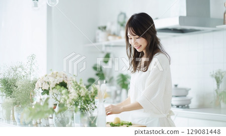 站立在廚房裡的日本婦女 129081448