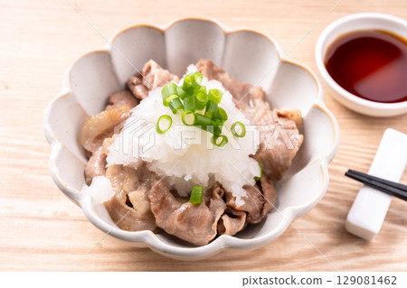 豬肉配蘿蔔泥和醬油 豬肉配蘿蔔泥和醬油 129081462