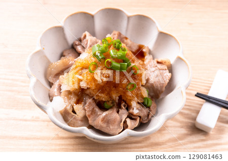 豬肉配蘿蔔泥和醬油 豬肉配蘿蔔泥和醬油 129081463