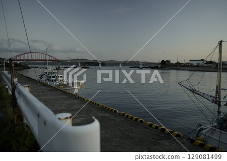 一艘船停泊在漁港 一艘船停泊在漁港 129081499
