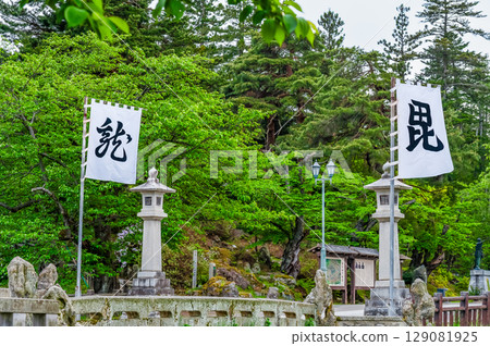 山形上杉神社:參道兩旁飄揚的軍旗 山形上杉神社:參道兩旁飄揚的軍旗 129081925