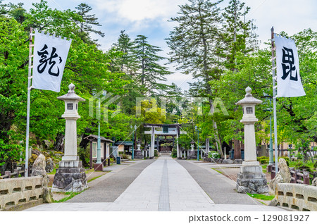 山形上杉神社：參道兩旁飄揚的軍旗 129081927