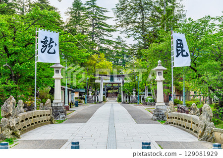 山形上杉神社：參道兩旁飄揚的軍旗 129081929