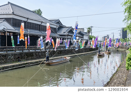 栃木縣栃木市「藏之町」附近的宇和川上，停泊著一艘遊船和許多鯉魚旗。 129081934