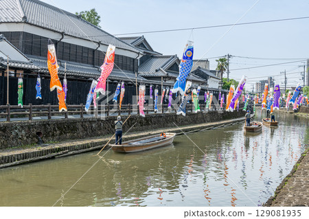 栃木縣栃木市「藏之町」附近的宇和川上，停泊著一艘遊船和許多鯉魚旗。 129081935