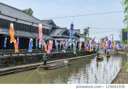 栃木縣栃木市「藏之町」附近的宇和川上，停泊著一艘遊船和許多鯉魚旗。 129081936