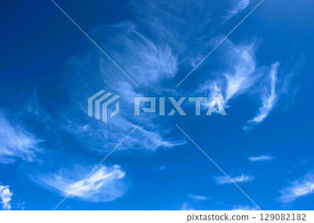 Blue sky and white clouds 129082182