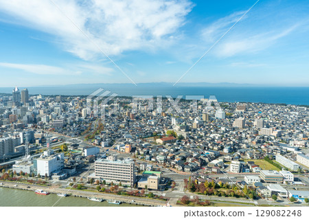View from the observation deck at Toki Messe Befco Bakauke in Niigata City, Niigata Prefecture (west side) View from the observation deck at Toki Messe Befco Bakauke in Niigata City, Niigata Prefecture (west side) 129082248