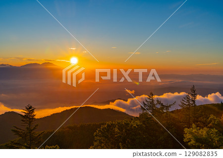 [Nagano Prefecture] Sunrise seen from Utsukushigahara Plateau, Japan's highest roadside station 129082835