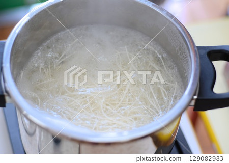 Cooking scene of boiling somen noodles in a pot Cooking scene of boiling somen noodles in a pot 129082983