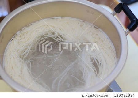 Cooking scene of boiling somen noodles in a pot 129082984