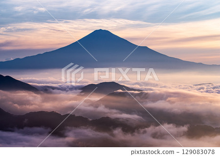 雲海和山脈，富士山 129083078