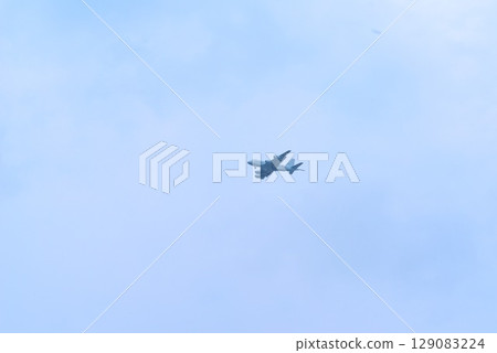 航空自衛隊C-2運輸機在陰雲密佈的天空中飛行 航空自衛隊C-2運輸機在陰雲密佈的天空中飛行 129083224