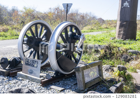 位於鐵路最高處的鐵道神社的神物－車輪 129083281